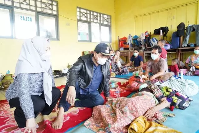RELOKASI: Bupati Tanbu Zairullah Azhar mengunjungi warga yang menjadi korban banjir di Kecamatan Satui.