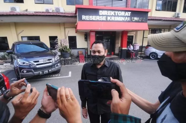 BERI KETERANGAN: Abdul Muthalib alias Azis usai dimintai keterangan penyidik Ditreskrimum Polda Kalsel, kemarin. | FOTO: ENDANG SYARIFUDIN/RADAR BANJARMASIN