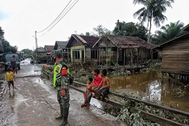 SURUT: Banjir di Kecamatan Satui mulai surut, tersisa bekas-bekas kotoran. Kemarin, warga yang mengungsi mulai pulang ke rumah masing-masing