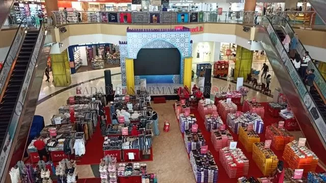 BUKA LAGI: Suasana Q Mall Banjarbaru, kemarin. Setelah ditutup pemerintah selama libur Lebaran, tempat hiburan dan mal di sejumlah daerah diperbolehkan buka lagi. | FOTO: SUTRISNO/RADAR BANJARMASIN