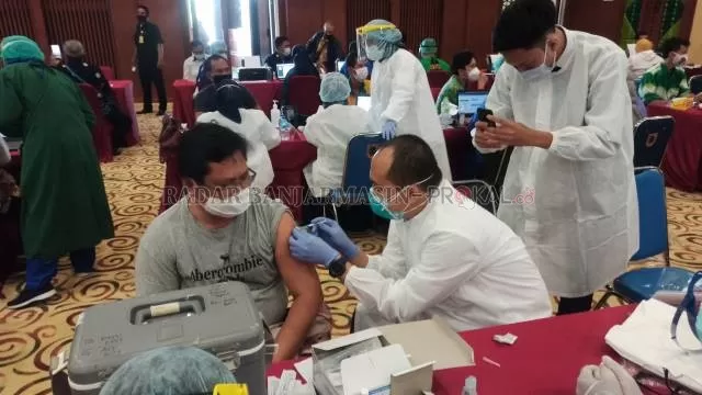 DIVAKSIN: Petugas vaksinasi di Banjarbaru menyuntikkan dosis vaksin beberapa waktu lalu. | FOTO: Muhammad Rifani/RADAR BANJARMASIN