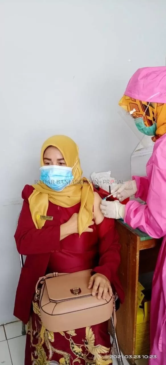 MENUJU PTM: Seorang guru di Banjarbaru menjalani vaksinasi beberapa waktu lalu. Disdik Banjarbaru merencanakan di awal Juli proses belajar tatap muka sudah bisa digelar di sejumlah sekolah piloting. | Foto: Muhammad Rifani/Radar Banjarmasin