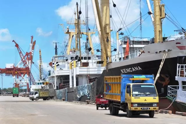 KAPAL SANDAR: Aktivitas bongkar muat barang di Pelabuhan Trisakti Banjarmasin kembali normal dan mulai terjadi peningkatan pasca Lebaran.