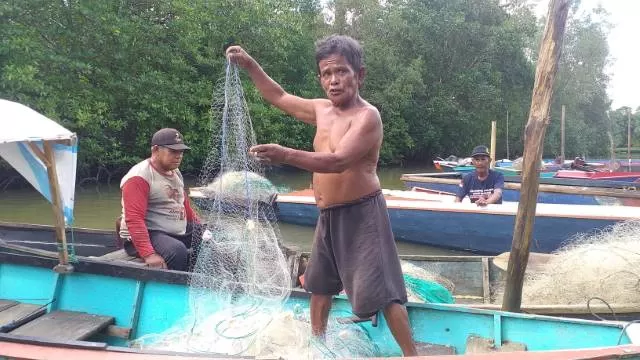 PROTES: Para nelayan Kotabaru yang mengeluhkan adanya limbah yang mencemari kawasan Pulau Laut Tengah.