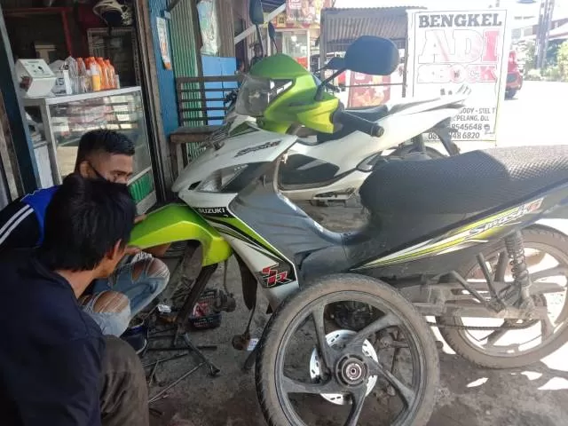 GANTI ONDERDIL: Pemilik usaha bengkel di Kota Banjarmasin mulai kedatangan pelanggan pasca Lebaran.