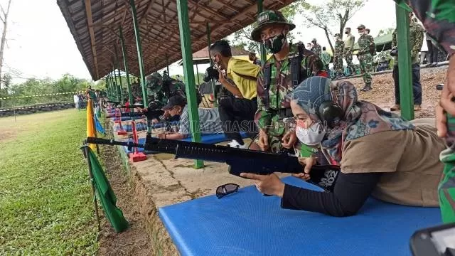 TEMBAK: Para wartawan saat merasakan sensasi menembak dalam acara silaturahmi bersama Komandan Korem 101/Antasari, Brigjen TNI Firmansyah di Lapangan Tembak Yonif 623/BWU, kemarin. | FOTO: SUTRISNO/RADAR BANJARMASIN