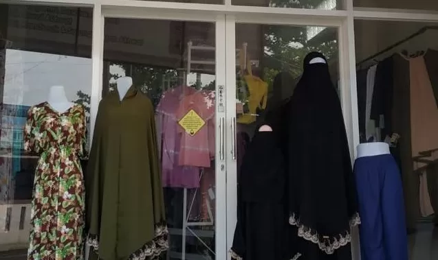 SEMAKIN DIMINATI: Pakaian muslimah jenis Gamis dan Khimar banyak dibeli selama Ramadan dan Lebaran.