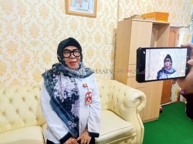 BERI KETERANGAN: Kepala Dinas Pendidikan Tapin Ahlul Jannah saat diwawancarai. | Foto: Rasidi Fadli/Radar Banjarmasin