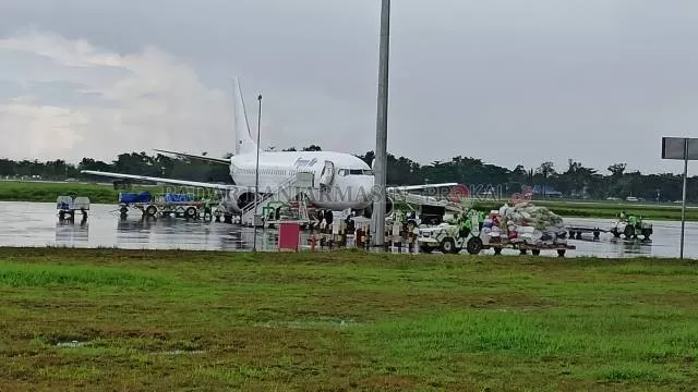 MULAI RAMAI: Kondisi Bandara Internasional Syamsudin Noor, kemarin. Setelah sepi penumpang selama larangan mudik pada libur Lebaran tadi, kini bandara ini kembali ramai. | FOTO: SUTRISNO/RADAR BANJARMASIN