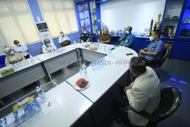 SERIUS: Kunjungan Ketua Dewan Perwakilan Daerah (DPD) RI, AA La Nyalla Mahmud Mattalitti bersama sejumlah senator, ke kantor pusat Radar Banjarmasin, kemarin (23/5). | FOTO: MUHAMMAD RIFANI/RADAR BANJARMASIN