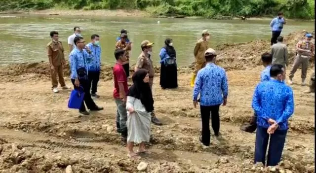 SUDAH DICEK: Tim dari Dinas Lingkungan Hidup Kabupaten Balangan tidak menemukan galian C di Desa Muara Jaya, Kecamatan Awayan menjadi penyebab air sungai keruh.