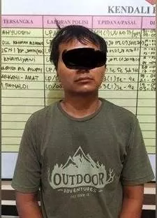GARA-GARA SAJAM: Tanjung, pelaku kepemilikan senjata tajam jenis belati tanpa izin diamankan Mapolsek Banjarbaru Timur ketika terjaring razia.