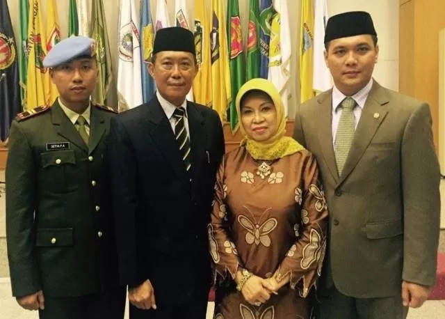 TUTUP USIA: Ibunda Wali Kota Banjarbaru, Hayatun Fardah (dua dari kanan) meninggal dunia pada Rabu (26/5) sekitar pukul 15.09 Wita di RSUD Ulin Banjarmasin | Foto: ist