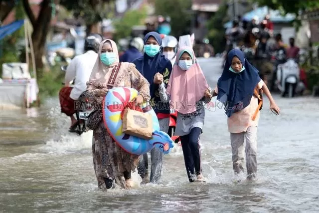 MASIH RAWAN: Banjir di Martapura pada Januari tadi. BMKG memperkirakan hujan deras masih berpotensi turun hingga Juni 2021 nanti. | FOTO: DOK/RADAR BANJARMASIN