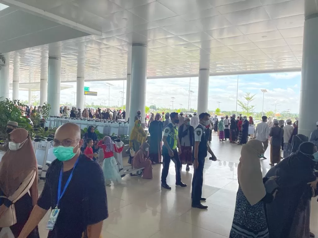 JADI PERBINCANGAN: Pengunjung di bandara Syamsudin Noor Banjarmasin di Banjarbaru begitu ramai yang membuat petugas harus mengurai kerumunan. | Foto: Angkasa Pura Bandara Syamsudin Noor for Radar
