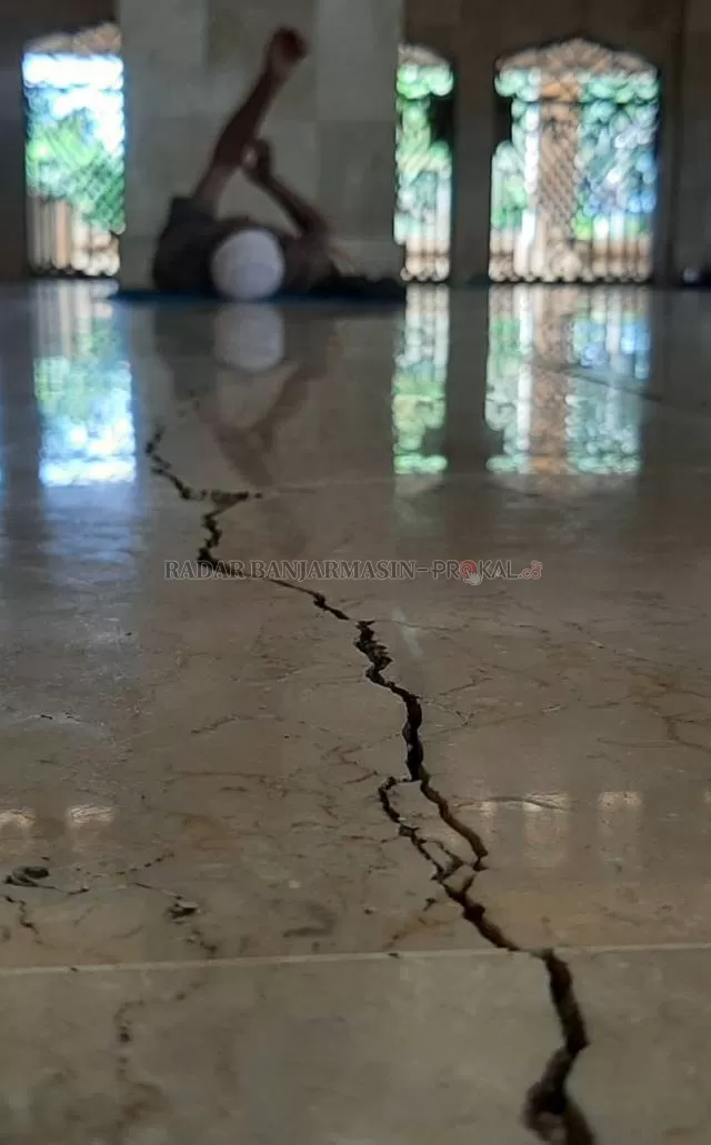 RETAK: Retak memanjang di lantai utama Masjid Sabilal Muhtadin dipotret kemarin (25/5). Kemungkinan, ada masalah pada kontur tanah. | FOTO: WAHYU RAMADHAN/RADAR BANJARMASIN