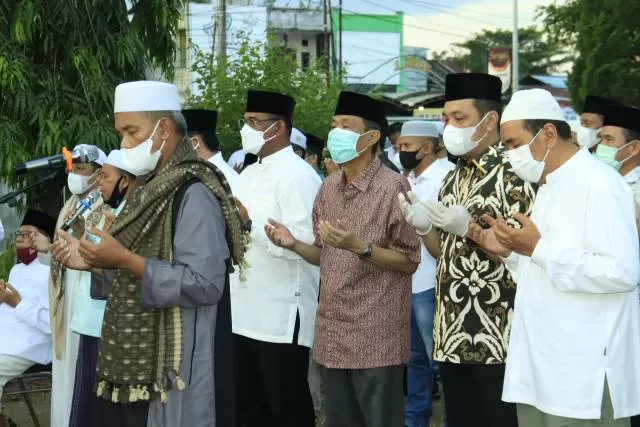 DUKA MENDALAM: Sekdako Banjarbaru Said Abdullah menjadi imam salat jenazah mendiang Hayatun Fardah sebelum dikebumikan di Taman Makam Bahagia di Landasan Ulin Banjarbaru kemarin (26/5) petang.