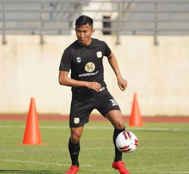 PERDANA: Mantan bek kiri Persita Tangerang dan Badak Lampung FC, Miftah Anwar Sani mengikuti latihan perdana bersama Barito Putera, kemarin (26/5) pagi.