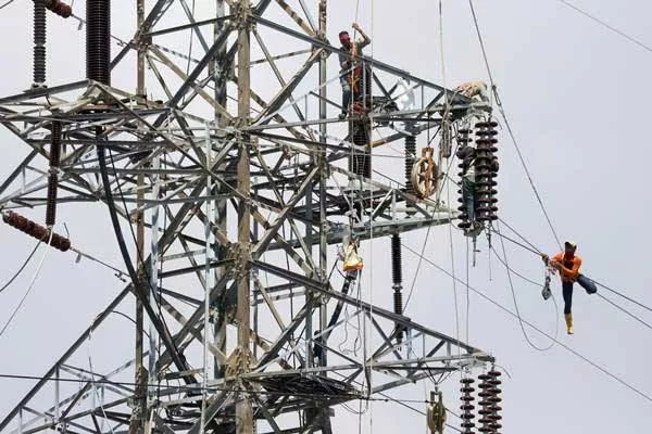 TEGANGAN TINGGI: Petugas melakukan perbaikan pada sistem kelistrikan pada Saluran Udara Tegangan Tinggi (SUTT) 150 kilo Volt (kV). | FOTO: PLN FOR RADAR BANJARMASIN