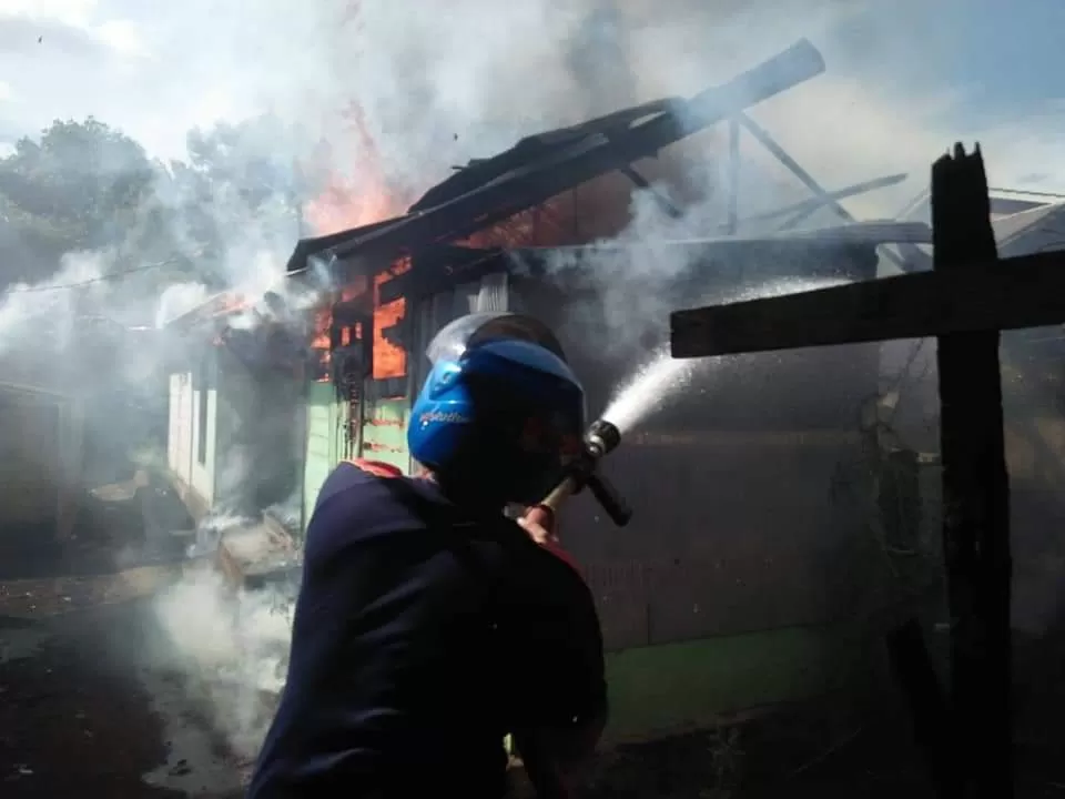 PEMADAMAN : Proses pemadaman api oleh petugas dari Damkar Tanah Laut