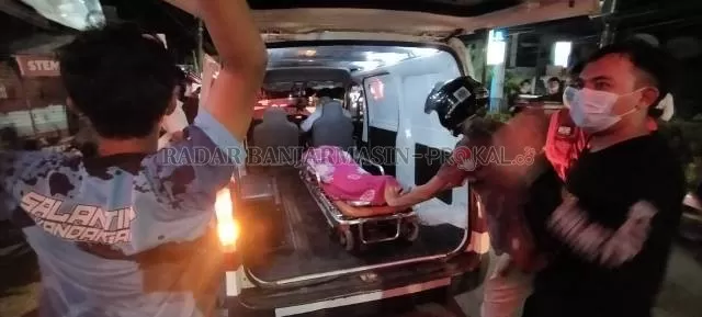 INNALILLAH: Dengan ambulans milik PMI, jenazah diantarkan ke rumah duka di Kabupaten Barito Kuala. | FOTO: MAULANA/RADAR BANJARMASIN
