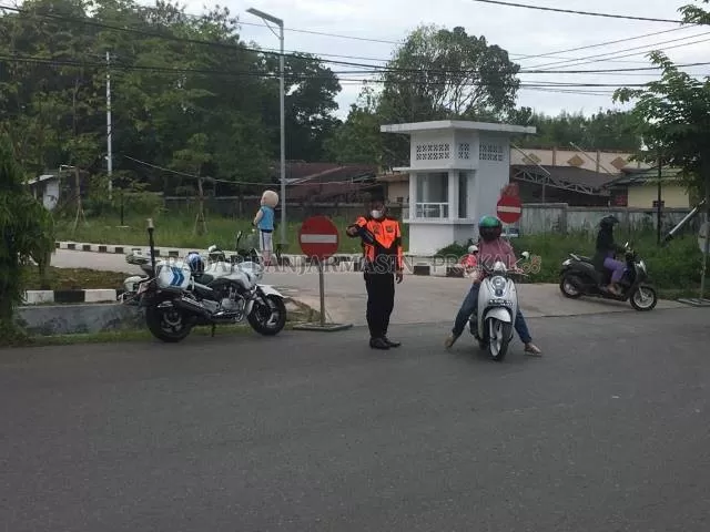 DICEGAT: Petugas Dishub Banjarbaru berjaga di akses jalan masuk dan keluar Pasar Bauntung guna mendisiplinkan pengunjung. | Foto: Muhammad Rifani/Radar Banjarmasin