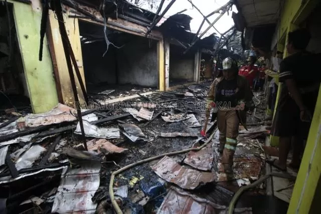 JADI ARANG: Bangunan Blok A eks Pasar Bauntung Banjarbaru hangus dilalap api pada Jumat (28/5) siang. Penyebab kebakaran masih dalam penyelidikan. | Foto: Muhammad Rifani/Radar Banjarmasin