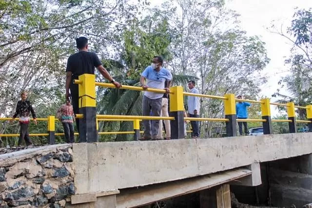 EVALUASI: Plt Kepala Dinas Pemberdayaan Masyarakat Desa (PMD) Tanbu Samsir meninjau proses penggunaan dana desa di Desa Sungai Dua Laut.