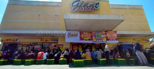 DISERBU: Warga mengantre berbelanja di Giant Expres Banjarmasin dan Banjarbaru, kemarin (1/6).  Jelang penutupan permanen, gerai supermarket Giant di penjuru kota diserbu pengunjung. | FOTO: SUTRISNO/RADAR BANJARMASIN