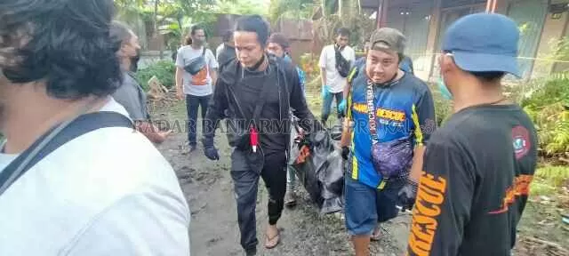 EVAKUASI: Jasad korban dibawa ke kamar pemulasaran jenazah RSUD Banjarmasin. | Foto: Maulana/Radar Banjarmasin