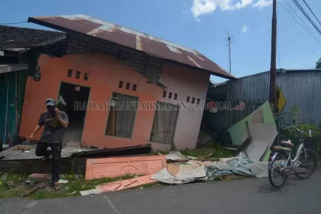 AMBLES: Bangunan rumah milik Hamsiah warga Jalan Cempaka Sari IV RT 47, Banjarmasin Barat yang ambles beberapa waktu lalu. | FOTO: WAHYU RAMADHAN/RADAR BANJARMASIN