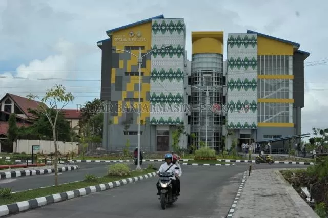 FAKULTAS: Gedung kampus baru milik FISIP ULM di Kayu Tangi. Foto diambil sebelum pandemi. Ada kabar baik, kampus terbesar di Kalsel itu bakal dibuka. | FOTO: WAHYU RAMADHAN/RADAR BANJARMASIN