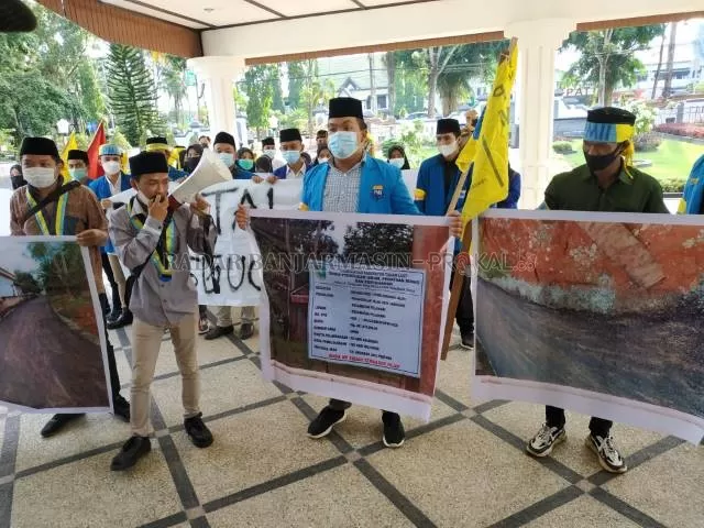 PROTES: Mahasiswa yang tergabung di PMII Tanah Laut melakukan aksi demo di depan kantor DPRD Tanah Laut, Rabu pagi. | Foto: Norsalim Yahya/Radar Banjarmasin