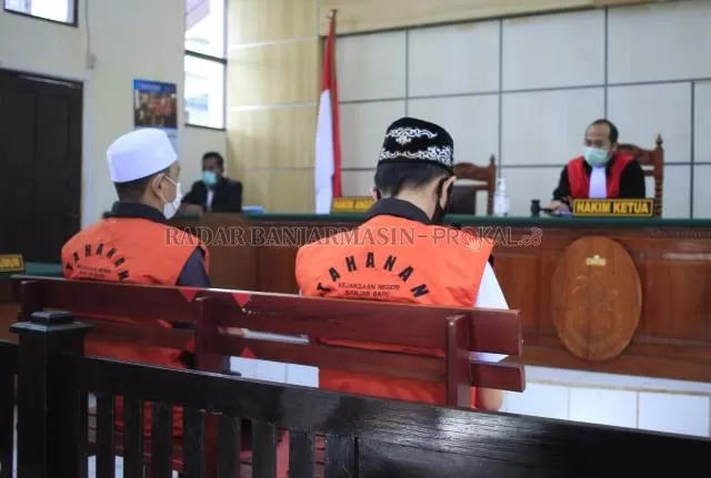 ROMPI TAHANAN: Dua terdakwa tindak pidana narkotika jenis sabu-sabu menjalani sidang putusan di Pengadilan Negeri Banjarbaru kemarin siang | Foto: Muhammad Rifani/Radar Banjarmasin