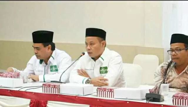 TAK BERPIHAK: Ketua PWNU Kalsel Nasrullah H AR menyampaikan keterangan pers.