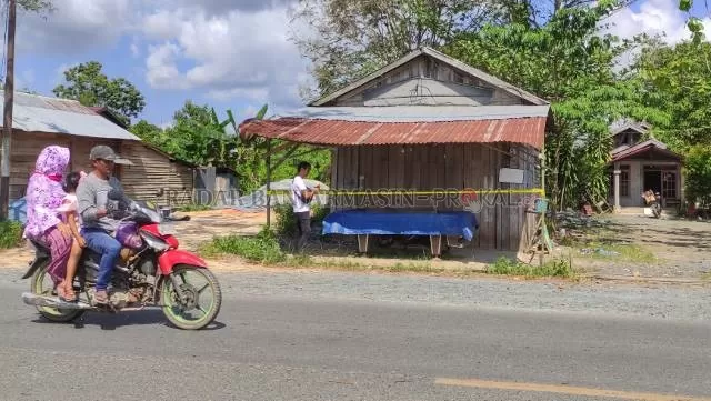 KONTROVERSIAL: Satpol PP menurunkan spanduk “Ambil Duitnya Jangan Cucuk Urangnya” yang ada di kawasan Kecamatan Banjarmasin Selatan. | FOTO: M OSCAR FRABY/RADAR BANJARMASIN