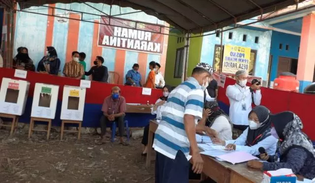 PEMILU DI DESA: Masyarakat banyak berpartisipasi dalam pemilihan BPD di salah satu desa yang ada di Kabupaten Tapin.