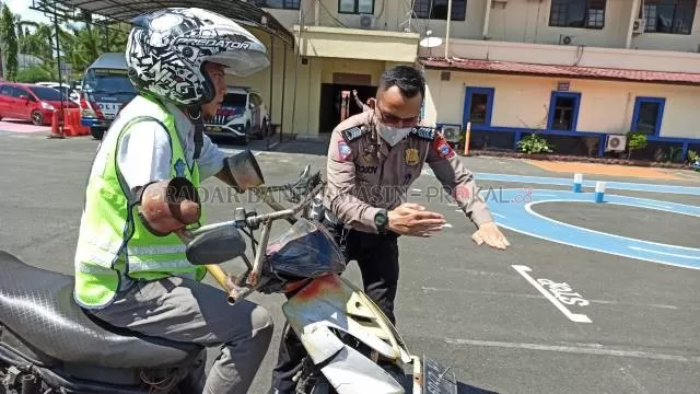 SEMANGAT TES: M Riduan Noor, warga Sungai Besar, Kota Banjarbaru saat mengikuti ujian praktik SIM D di Polres Banjarbaru, kemarin. | FOTO: SUTRISNO/RADAR BANJARMASIN