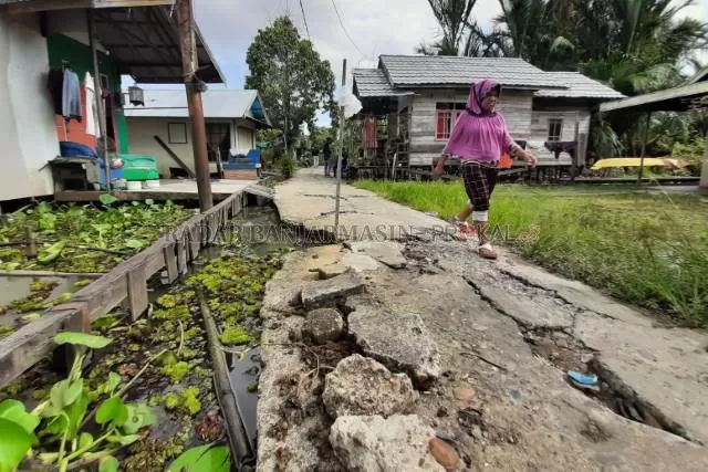 REMUK: Bahu jalan lingkungan di Murung Selong remuk karena abrasi sungai. Pemko belum bisa menjanjikan, diperbaiki tahun ini atau tahun depan. | FOTO: WAHYU RAMADHAN/RADAR BANJARMASIN