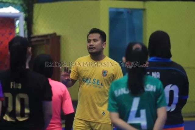 INTRUKSI: Staf pelatih tim futal Porprov Kota Banjarmasin Denny Indra memberi arahan kepada para pemain di Lapangan Menara Futsal Banjarmasin.