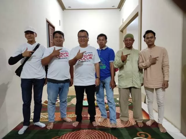 ANTISIPASI: Haji Denny Indrayana saat memantau dan ikut patroli Satgas Anti Politik Uang di Banjarmasin.
