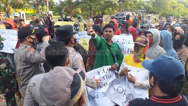 TOLAK: Pekerja menolak kedatangan Denny Indrayana di Lontar. | FOTO: JUMAIN/RADAR BANJARMASIN