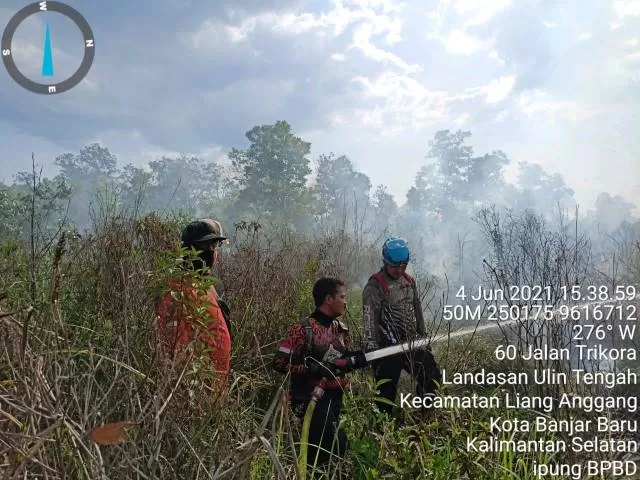 PADAMKAN API: Petugas dari BPBD Banjarbaru bersama petugas gabungan lainnya berjibaku memadamkan api karhutla yang mulai intens terjadi beberapa waktu ke belakang | Foto: BPBD Banjarbaru for Radar Banjarmasin