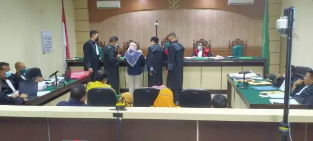 MELIHAT BUKTI: Saksi Manajer Keuangan Sri Sardewi diminta maju ke meja hakim untuk melihat bukti-bukti yang diperlihatkan tim JPU.
