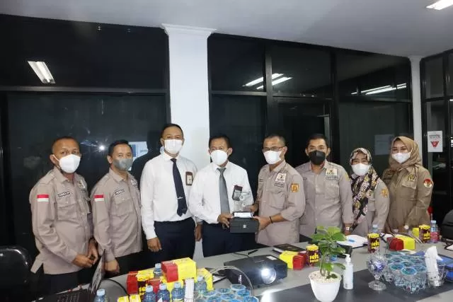 KUNJUNGAN: Komisi II DPRD Banjarbaru saat melakukan kunjungan lapangan ke Kantor Bank Kalsel cabang Banjarbaru.