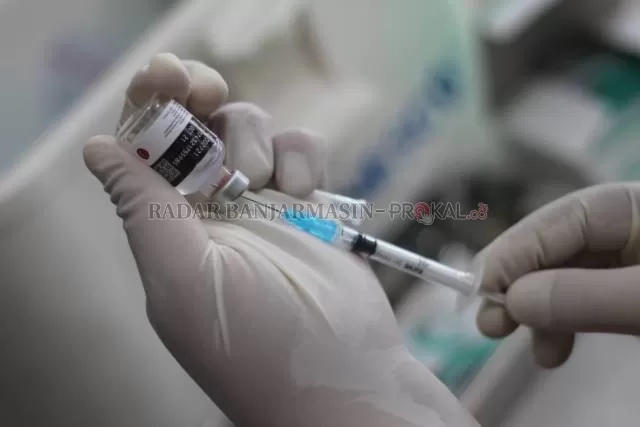 SINOVAC: Vaksin di tangan petugas Dinas Kesehatan Banjarmasin. | FOTO: WAHYU RAMADHAN/RADAR BANJARMASIN
