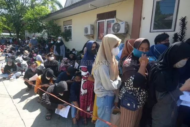 BERKERUMUN DENGAN SEMANGAT: Antrean warga Banjarmasin Selatan yang ingin mencetak KTP, semata-mata untuk mencoblos pada PSU hari ini (9/6). | FOTO: WAHYU RAMADHAN/RADAR BANJARMASIN
