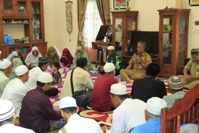 KUNJUNGAN: Sekretaris Daerah Kota Banjarbaru Drs H Said Abdullah MSi saat menerima kunjungan masyarakat disabilitas netra di kediamannya, Selasa (8/6) tadi. | FOTO: HUMAS DAN PROTOKOL PEMKO BANJARBARU