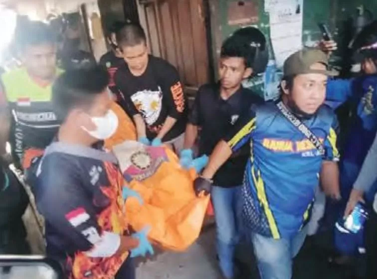 KANTONG MAYAT: Evakuasi jenazah Zulkifli di Kampung Sasirangan menuju kamar pemulasaran jenazah Rumah Sakit Ulin.