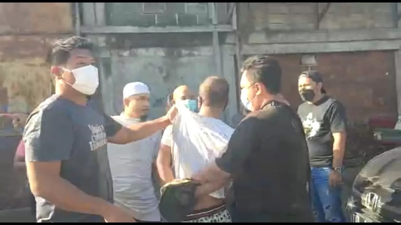 DITANGKAP: Proses penangkapan Rama Ariansyah, di Jalan Pandan Sari, Kelurahan Marga Sari, Balikpapan Barat, Kota Balikpapan, Kaltim, Jumat (11/6/2012) hari ini sekitar 16.15 Wita.